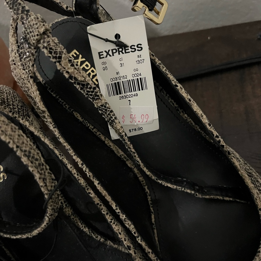 Express woman’s shoes size 7 - Picture 4 of 4